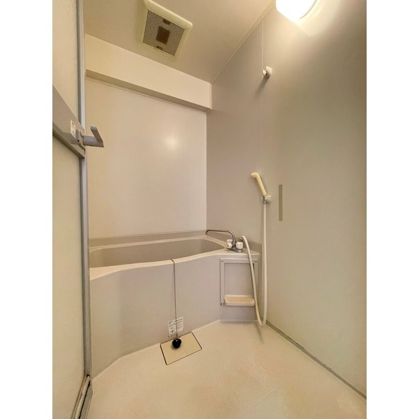 バス・シャワールーム　差し湯機能付きのバスルームです。