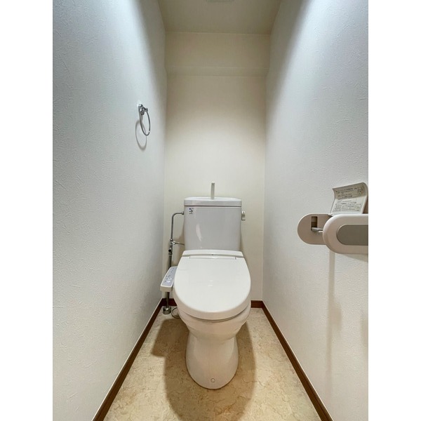 トイレ　温水洗浄便座付きです