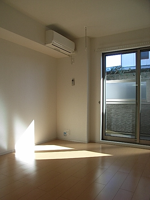 居室・リビング　バルコニー付きのリビング♪