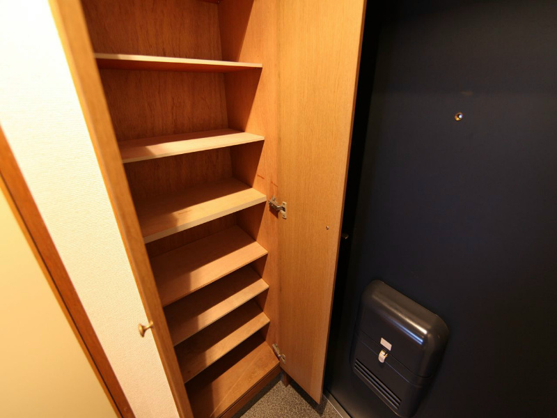 玄関　玄関　シューズボックス付（収納充実してます）