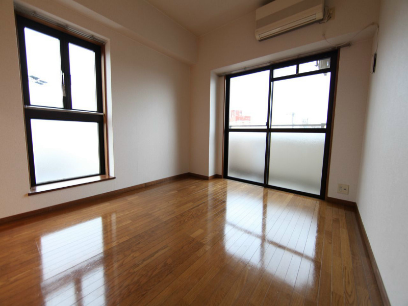 居室・リビング　洋室7.14帖　2面採光　エアコン完備　バルコニー