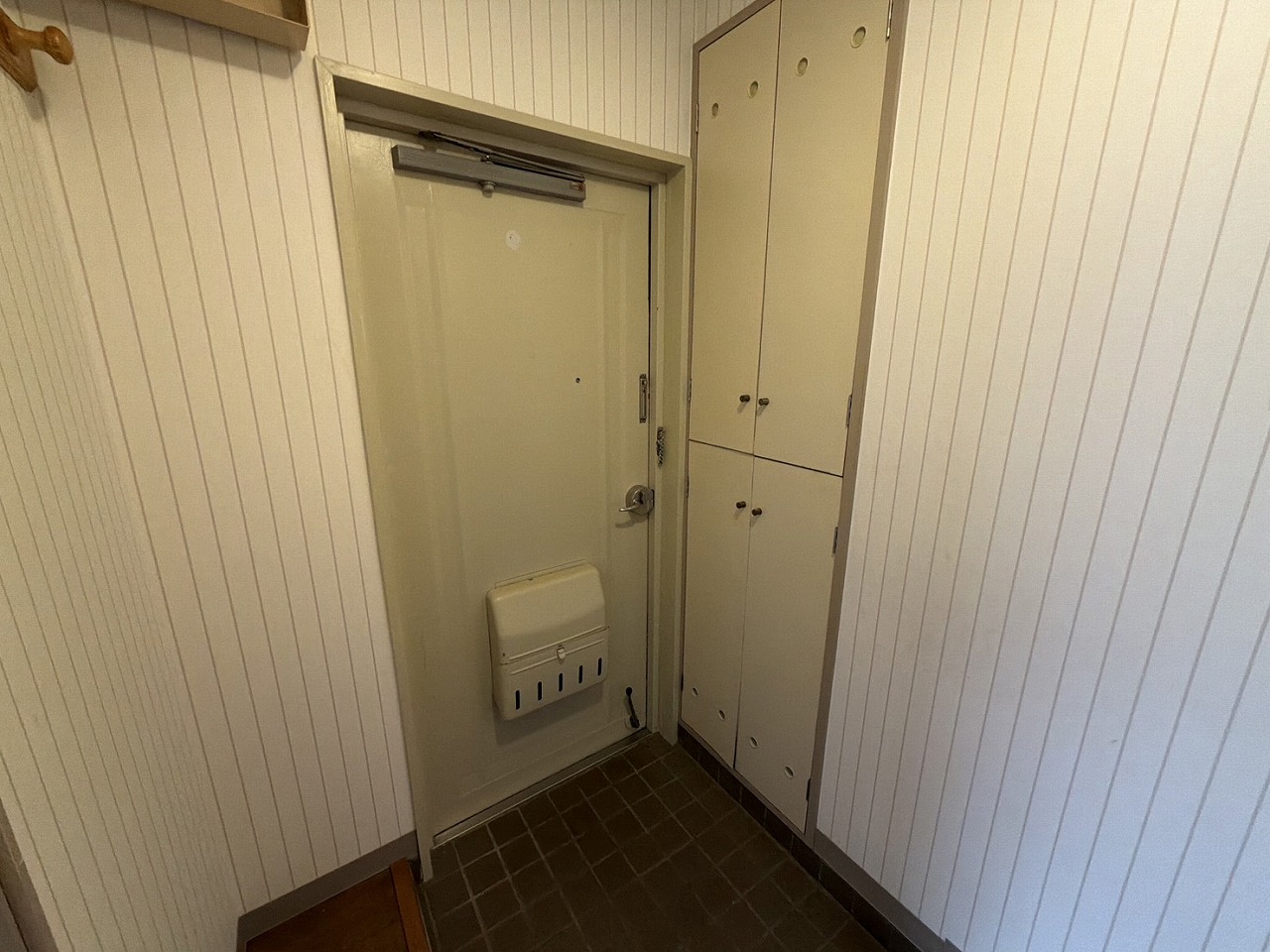 玄関　※クリーニング前のお写真です。