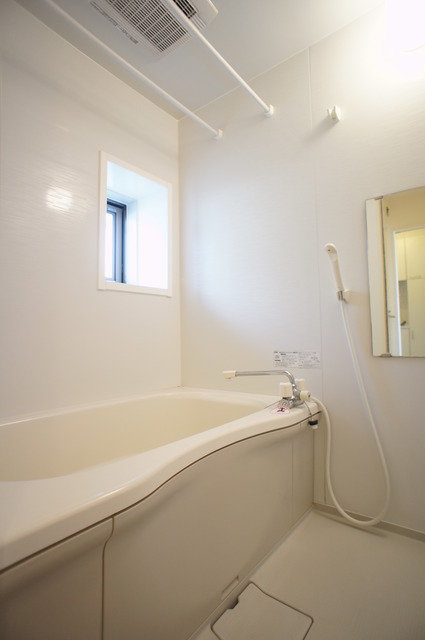 バス・シャワールーム　追焚機能と浴室乾燥機付きの快適なバスルームです