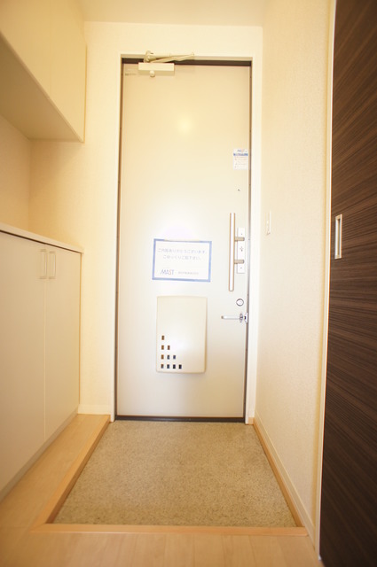 玄関　玄関には下駄箱があるのでスッキリとした空間を保てます