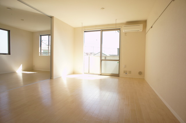 居室・リビング　仕切り戸を開けると一気に開放的な空間になります