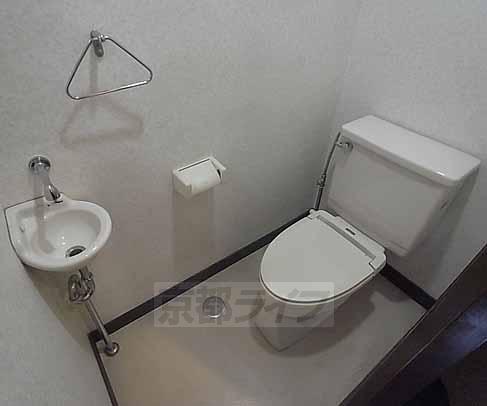 トイレ　手洗い場もついてます