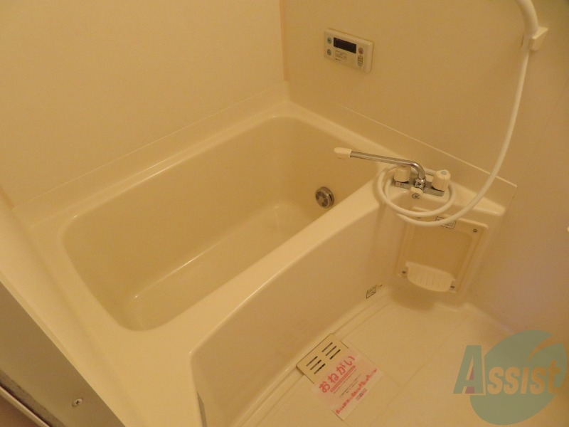 バス・シャワールーム　浴室は追い焚き機能付きです。いつでも暖かいお風呂に入れます。