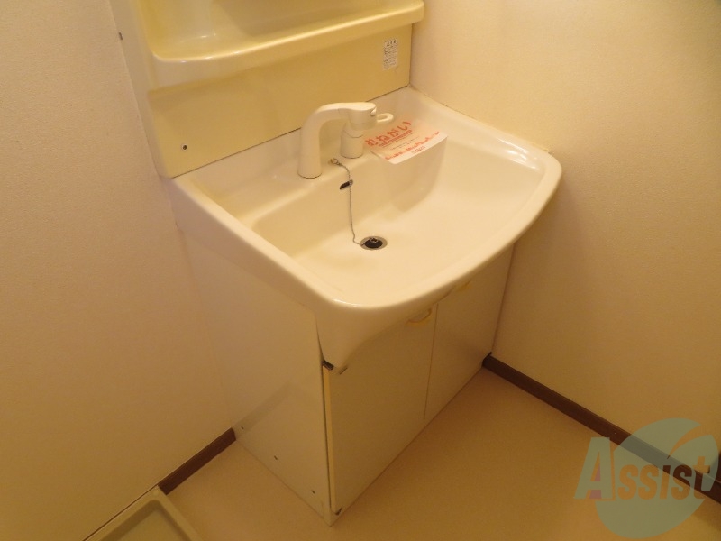 洗面設備　洗面台はコチラです。シャワーが付いているのがポイントです。