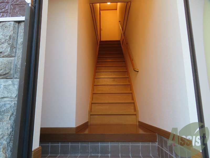 玄関　玄関から撮影しました。階段には手すりが付いています。