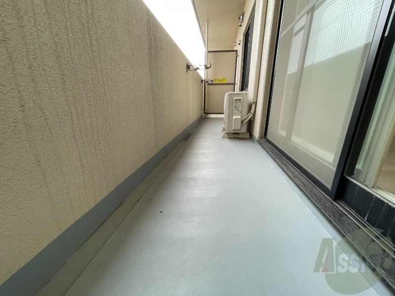 バルコニー　バルコニーは幅があり、広い印象を受けました。