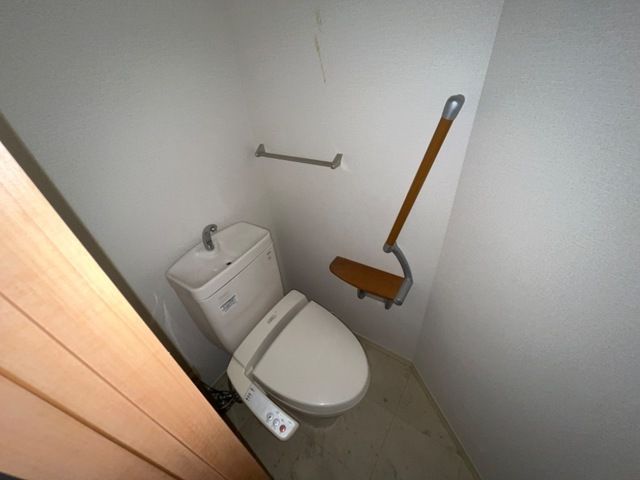 トイレ　落ち着いた色調のトイレです