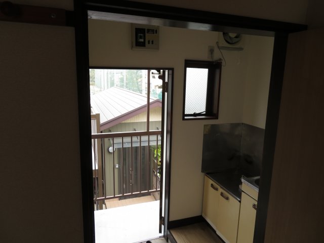 玄関　1帖の程の広さのキッチンです！