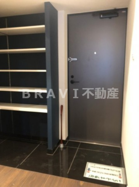 玄関　【BRAVE徳井町】広いシューズボックスある玄関