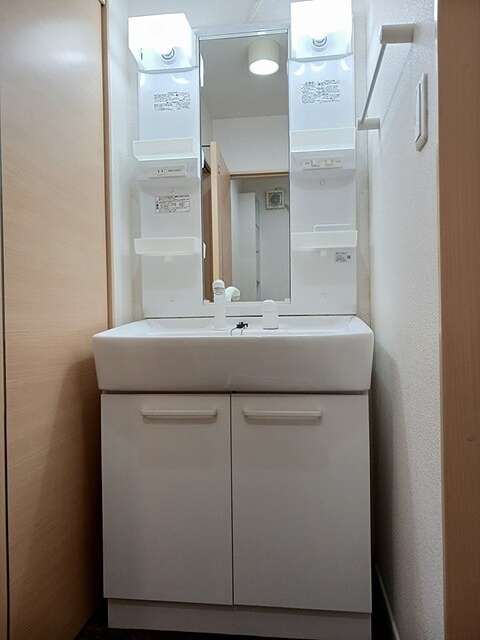洗面設備　忙しい朝に嬉しいシャワーつき洗面台です。