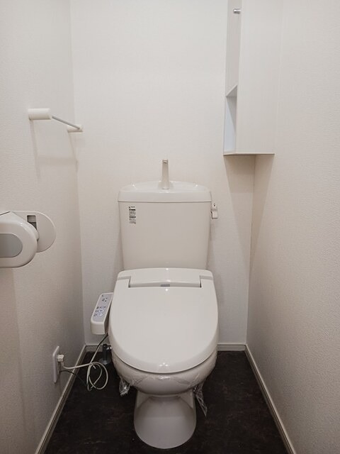 トイレ　嬉しいウォシュレットつきトイレです。