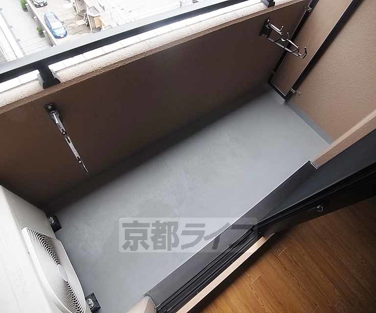 バルコニー　日当たりのよいバルコニー。
