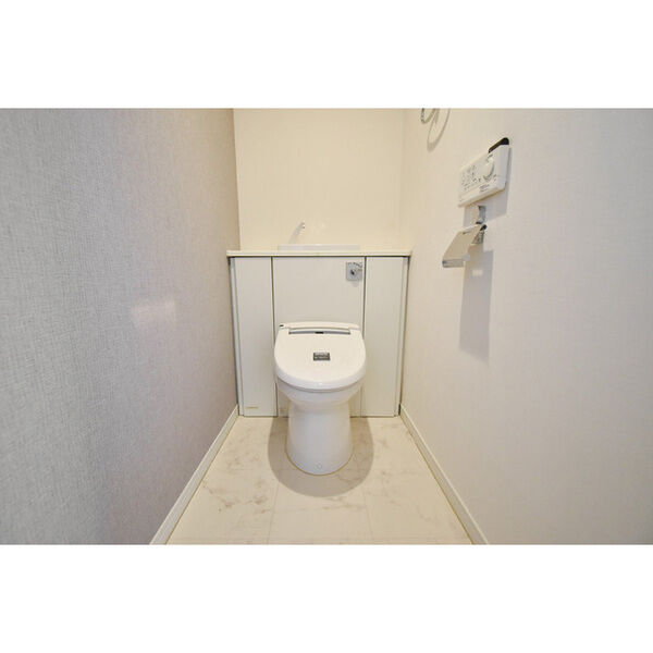 トイレ　※写真は同じマンションの違う部屋のものになります。