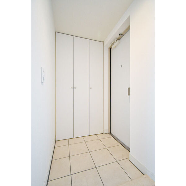 玄関　※写真は同じマンションの違う部屋のものになります。