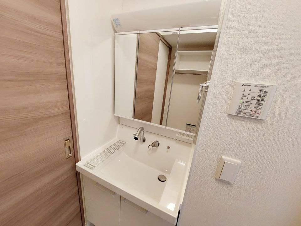 洗面設備　シャワー付洗面化粧台