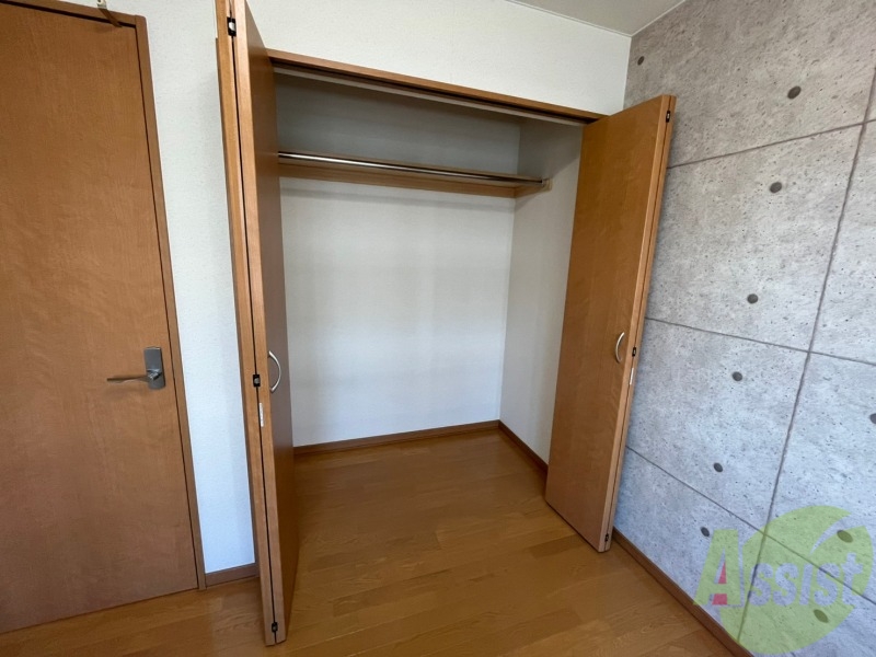収納　こちらの収納にはハンガーをかけて服もしまえますね。
