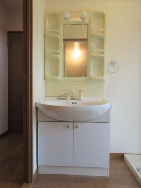 洗面設備　写真は別の部屋のものです。
