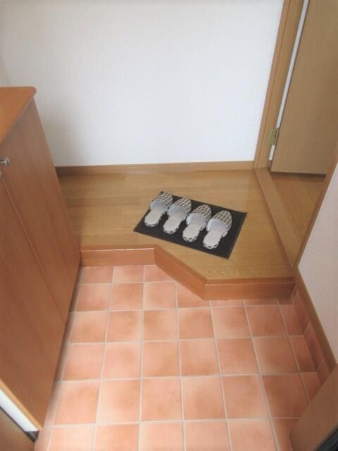 玄関　写真は別の部屋のものです。