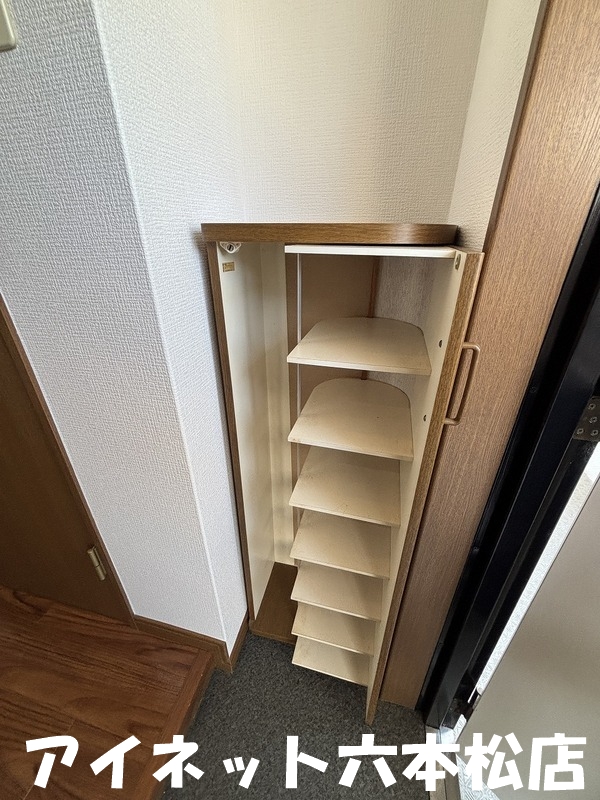 玄関　玄関収納もございます。