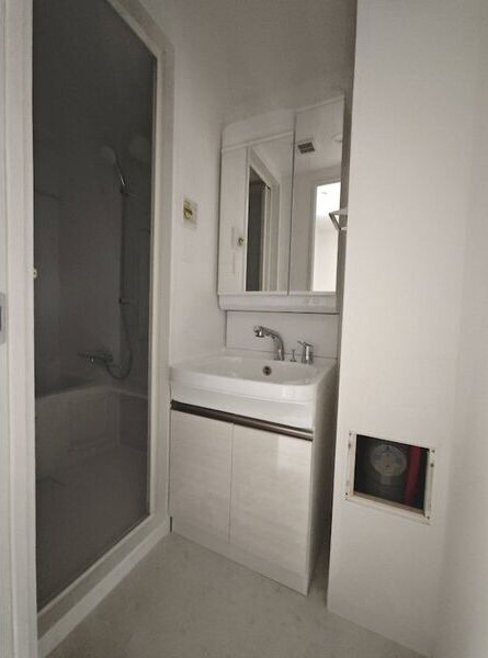 洗面設備　写真は同マンションの他のお部屋のものです