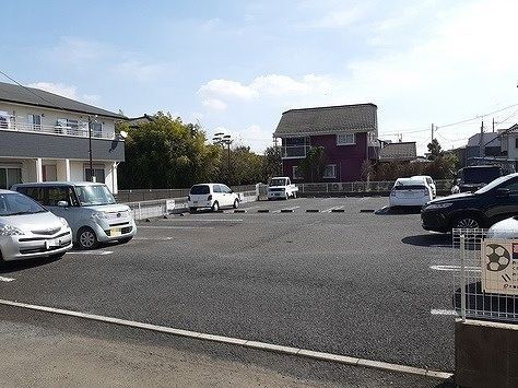 【三郷市早稲田のアパートの駐車場】