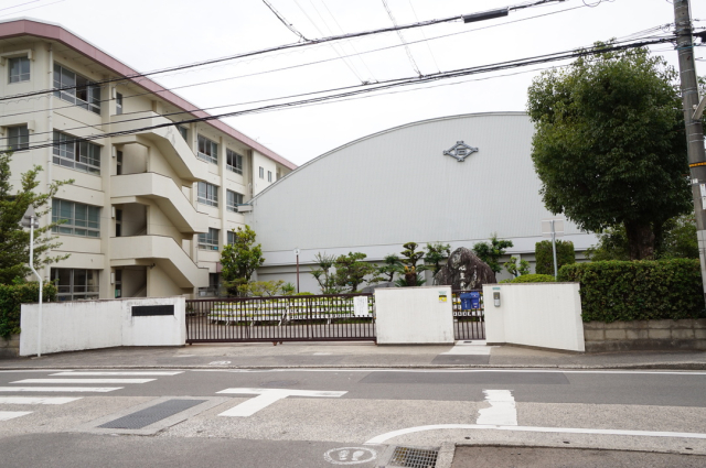 【松山市居相のアパートの小学校】