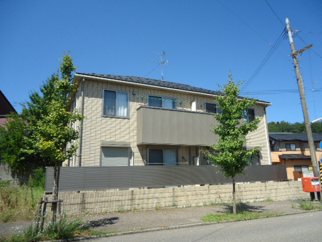 新潟市中央区関屋松波町のアパートの建物外観
