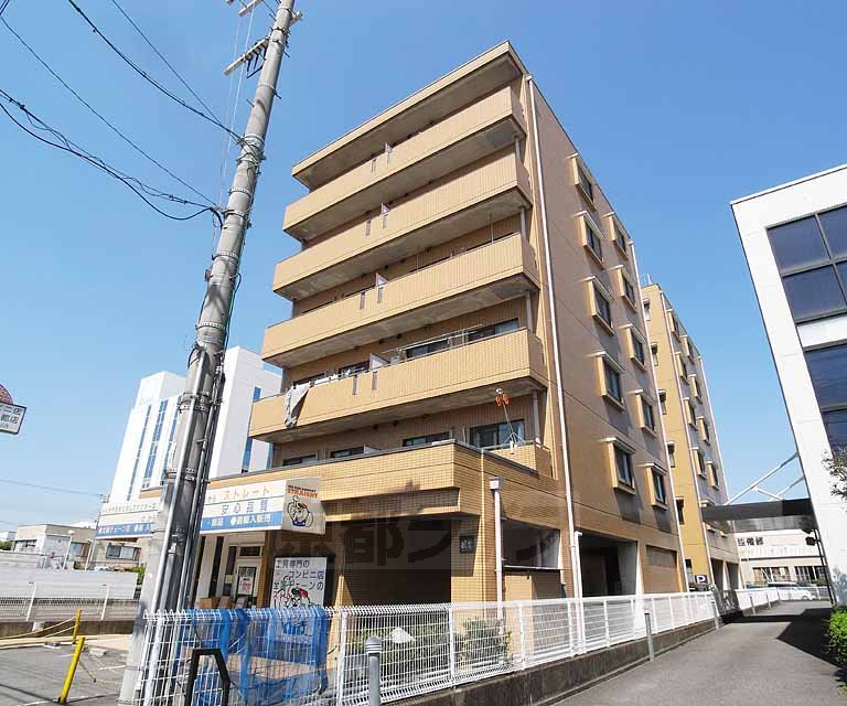 京都市南区上鳥羽北花名町のマンションの建物外観