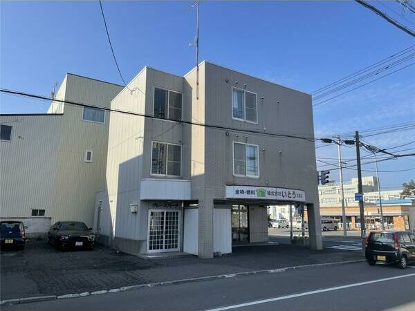 札幌市白石区北郷二条のアパートの建物外観