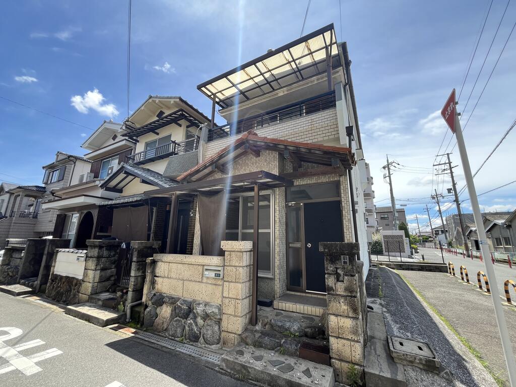 島泉7丁目4LDK戸建の建物外観