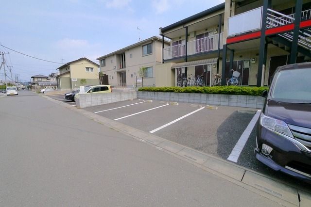 【東松山市美原町のアパートの駐車場】