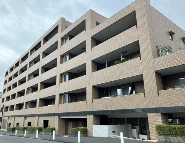 横浜市戸塚区品濃町のマンションの建物外観