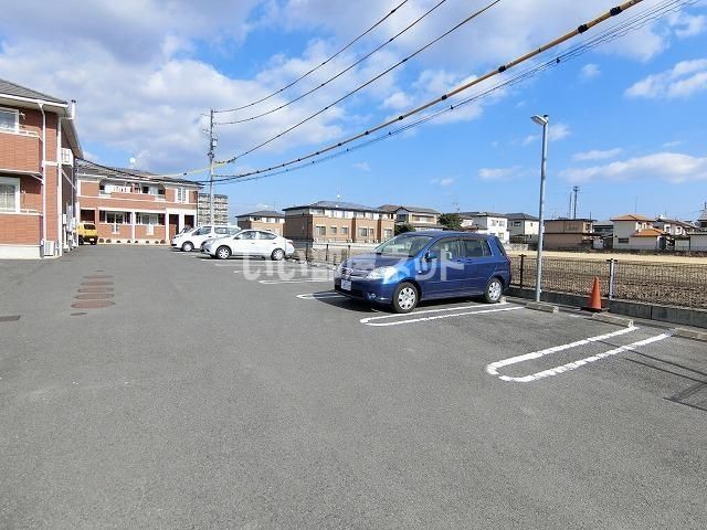 【津市一身田中野のアパートの駐車場】