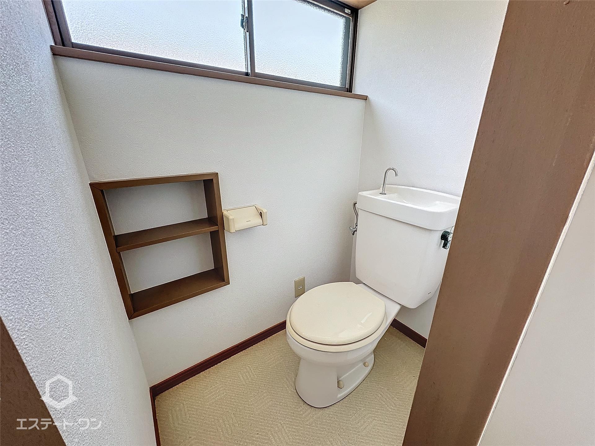 トイレ　換気ができる窓付きのトイレ◎