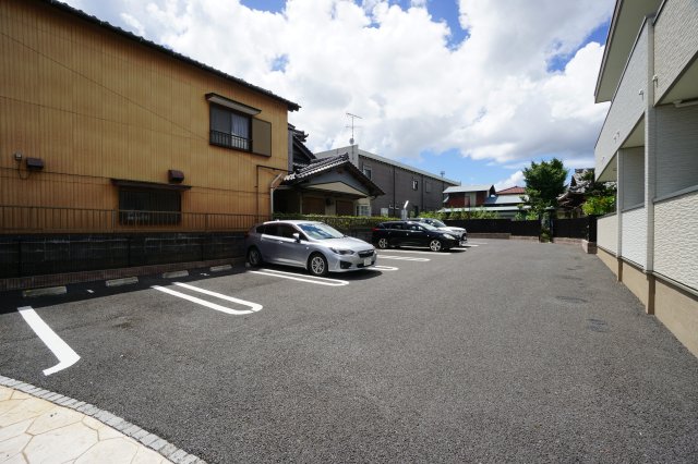 【市原市加茂のアパートの駐車場】