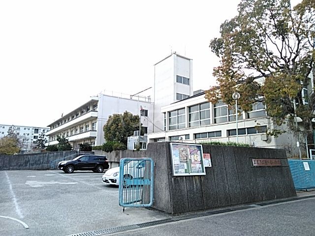 【箕面市小野原東のマンションの小学校】