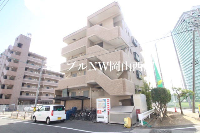 【岡山市北区国体町のマンションの建物外観】