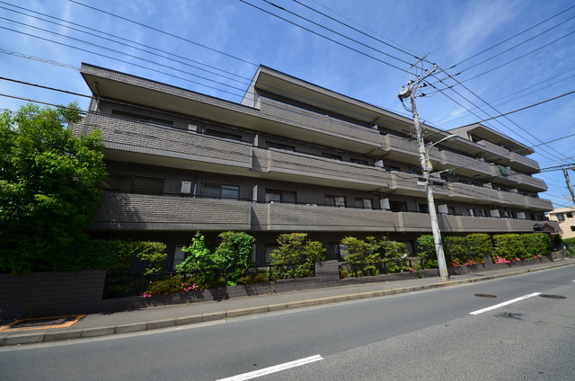 【八王子市越野のマンションの建物外観】