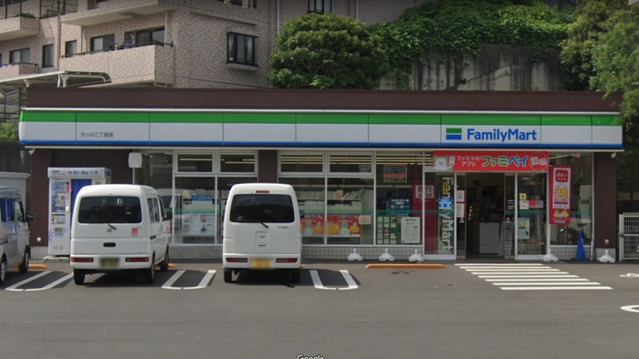 コンビニ　ファミリーマート六ッ川二丁目店（コンビニ）まで150m