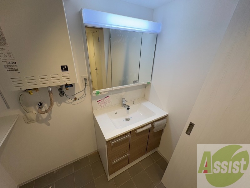 洗面設備　収納も豊富で使い勝手の良い洗面化粧台です。