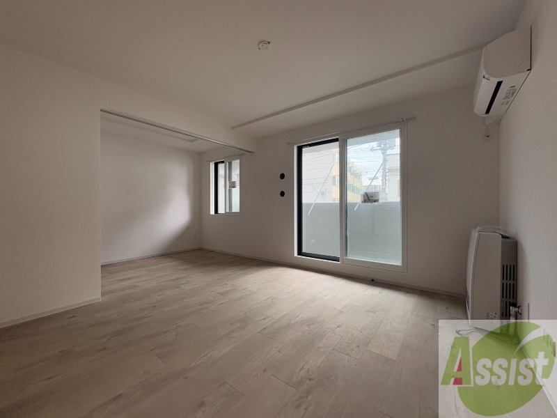 居室・リビング　木目のフローリングは落ち着きのある印象のお部屋になりますね。