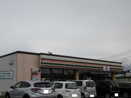 コンビニ　セブンイレブン（コンビニ）まで530m