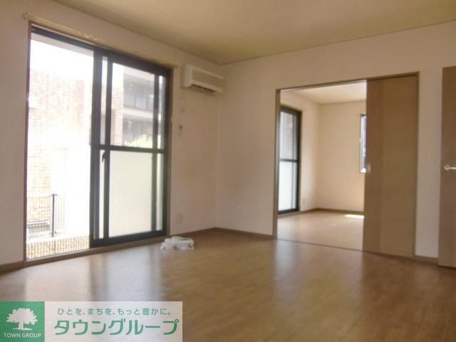 居室・リビング　明るいお部屋ですよ。