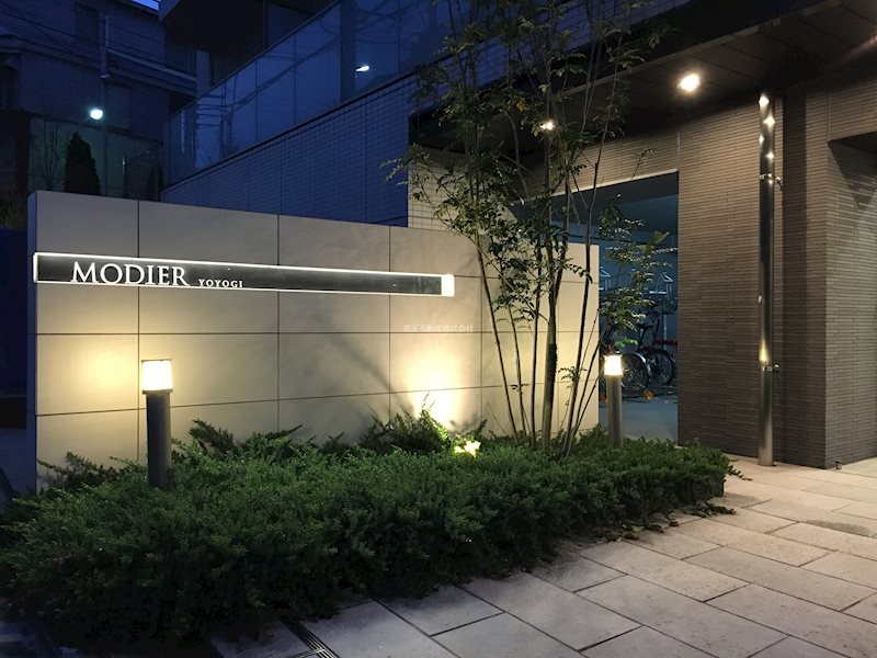 エントランス　夜はエントランスがライトアップされます