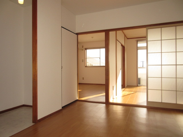 居室・リビング　岳南鉄道　吉原本町駅まで2100m