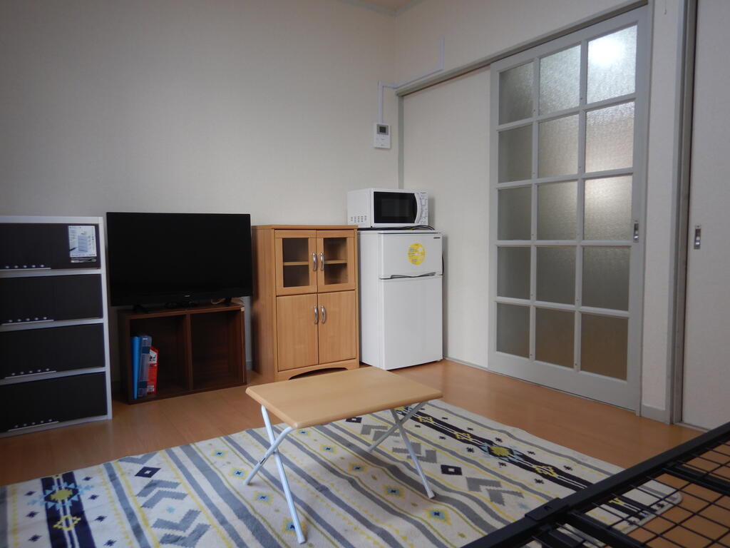 居室・リビング　家具家電付きの物件です。